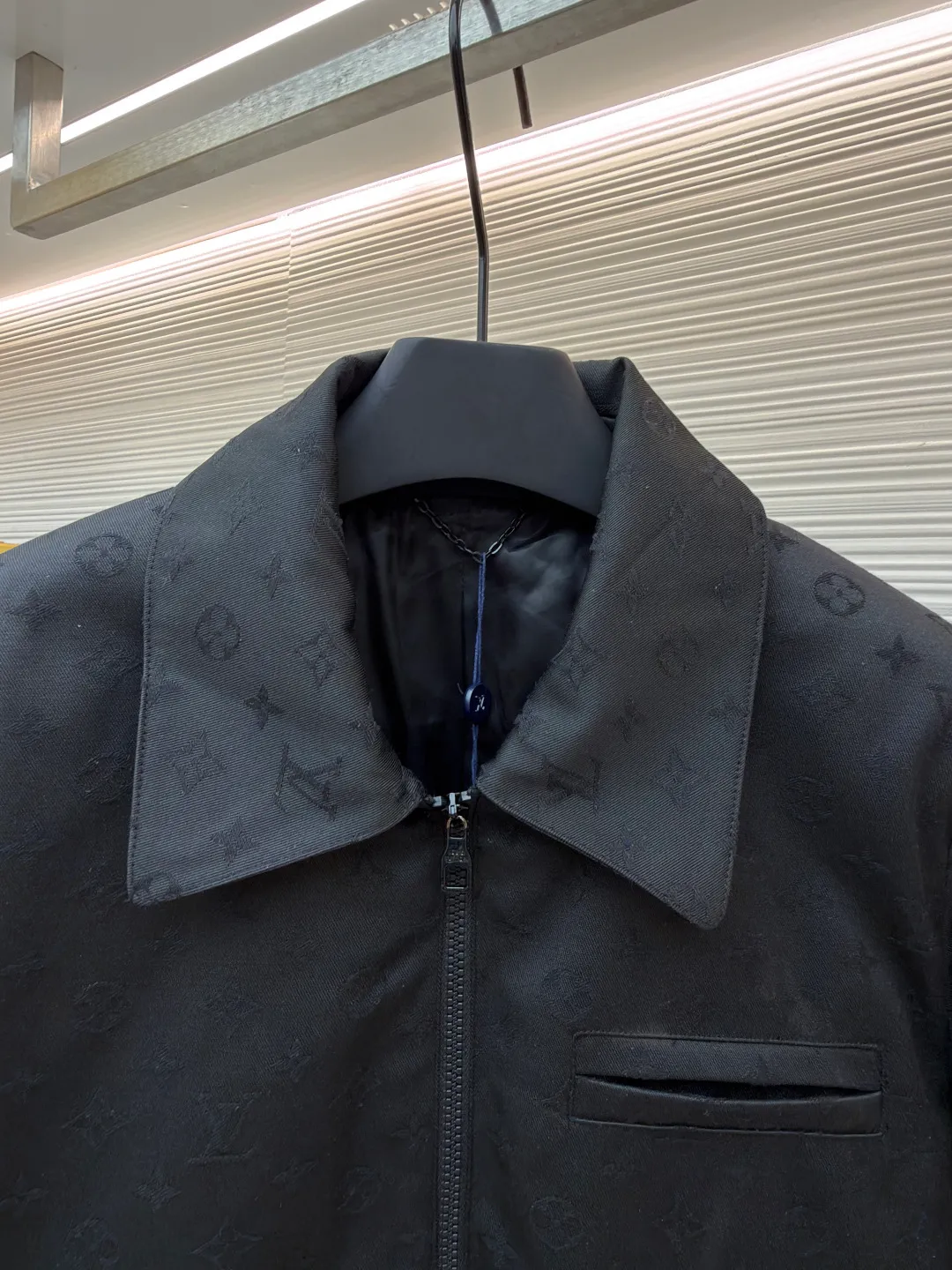 LOUIS VUITTON jacquard cotton wool tunic jacket ●Original version: Purchased and developed for 27100 ●Item number: 1681668-C30 ●Fabric: wool fabric ●Technology: jacquard production ●Color: black ●Version: fitted version ●Weight: about 880 grams ●Size: 46-48-50-52 ●Description: Made of 100% wool, custom-woven products, starting from 1000 meters. The zipper adopts train pull teeth, and the brand logo is laser engraved on the logo resin slider. Buttons are custom-made with metal electroplating and color spraying. The fabric is made of jacquard, imported multi-gauge custom weaving, and it takes 40 minutes to weave one cubic meter. The lining is made of 100% Tencel custom-woven jacquard logo. Every detail is restored 1:1 to the original version. Clean tailoring meets modern style in this belted jacket. Sheep wool creates a classic silhouette, while all-over Monogram jacquard adds subtle texture. The elastic waist gives it a sporty look, and welt pockets add a formal touch. The overall wiring is straight and delicate, the fabric is comfortable and soft, and the color is consistent without color difference. It can be matched with the same style to create a fashionable look and control various occasions. Customized accessories, complete with three standards, same style for men and women!